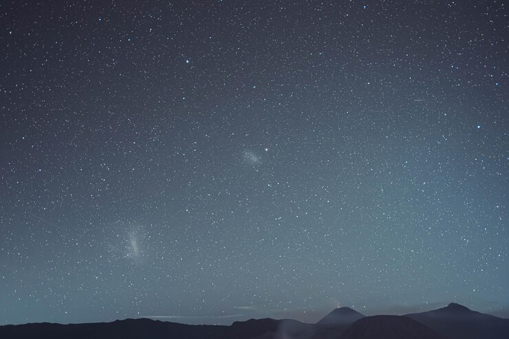 El cielo está lleno de estrellas en la montaña.