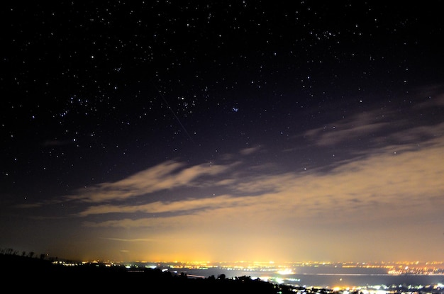 Cielo estrellado con estrella fugaz