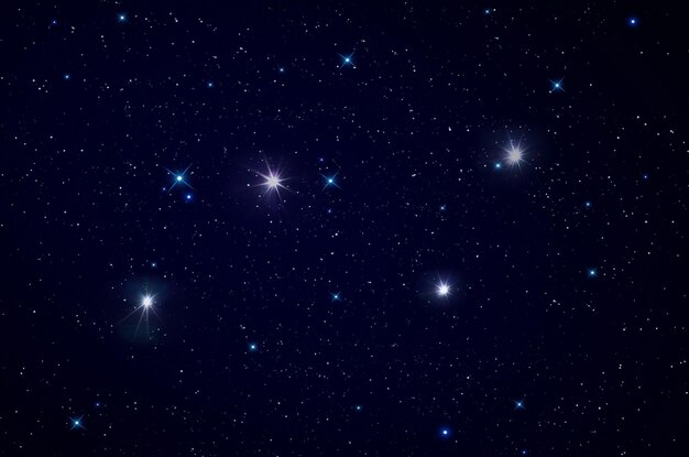 cielo estrellado y luna en un colorido cielo nublado dramático azul anaranjado