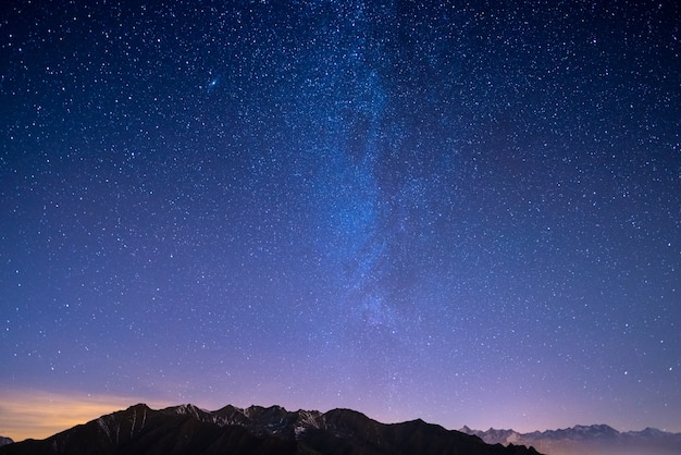 El cielo estrellado en Navidad y la majestuosa cordillera de los Alpes franceses italianos