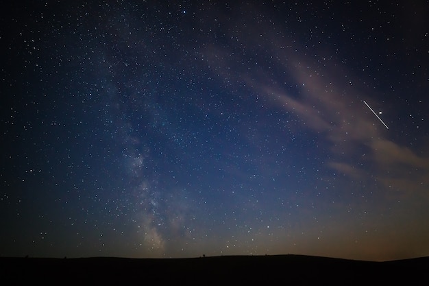 Cielo estrellado de la noche para el fondo. Vía Láctea por la noche.