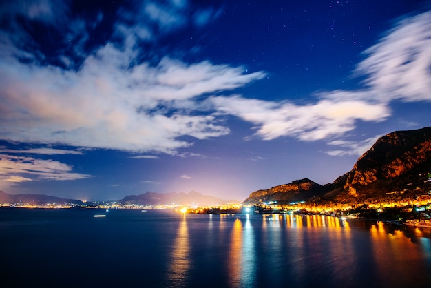 Cielo estrellado de noche. Nublado