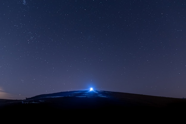 El cielo estrellado por la noche en la pradera.