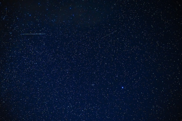 Cielo estrellado nocturno con estrellas, constelaciones, nebulosas y galaxias por la noche. Fondo azul abstracto