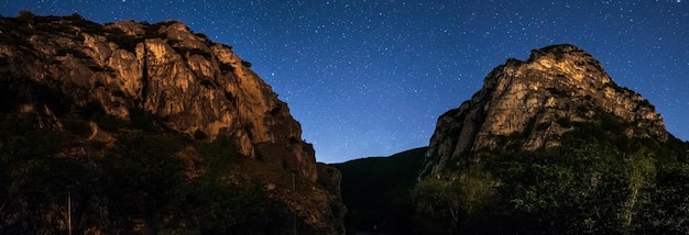 Foto cielo estrellado nocturno en el paisaje de acantilados rocosos en la región de marche italia cañón único y desfiladero del río paisaje escénico de colinas y montañas