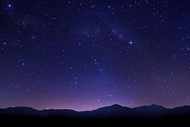 Foto el cielo estrellado nocturno con la vía láctea y la silueta de las montañas