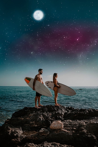 Foto el cielo estrellado de la playa en el collage nocturno