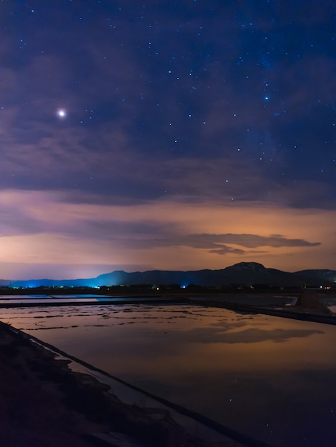 Foto cielo estrellado reflejado en el agua