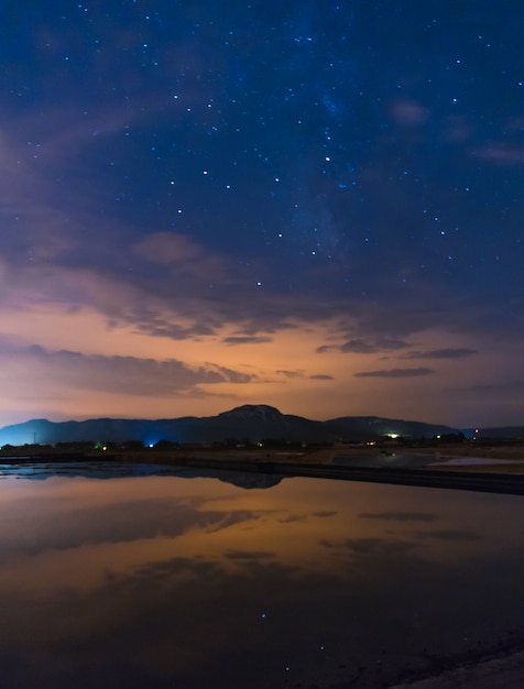 Cielo estrellado reflejado en el agua