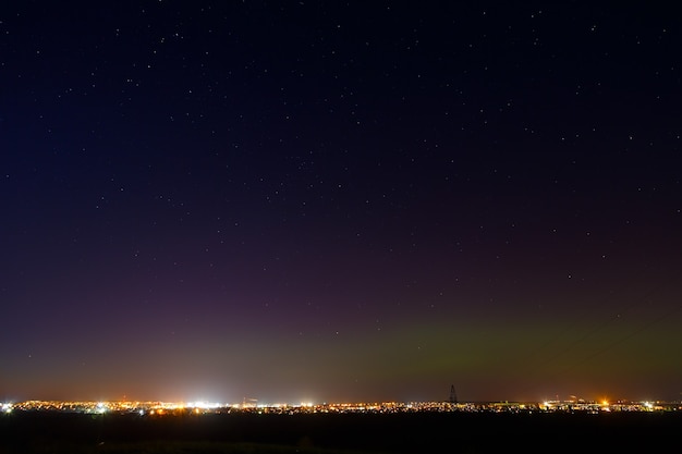 El cielo estrellado sobre la ciudad de las linternas iluminadas. difuminar