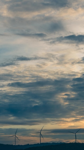 Cielo de fondo abstracto Amanecer Puesta de sol Contraste sombra oscura nube brillante sol naranja silueta sobre las montañas cerca del mar