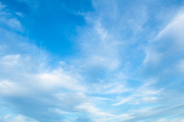 Cielo con fondo de naturaleza hermosa nube azul y blanca