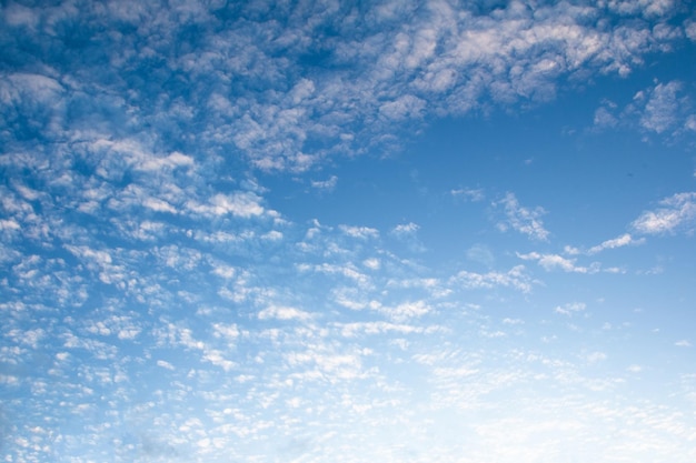 Cielo con fondo de naturaleza hermosa nube azul y blanca