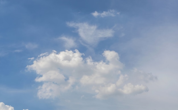 Cielo con fondo de patrón de nubes blancas. Cielo y nubes durante el día. Fondo abstracto natural al aire libre.