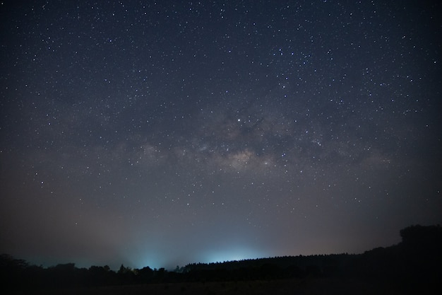 Cielo de fondo de la vía láctea en la noche