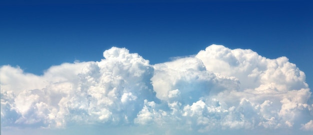 Cielo con una gran nube hermosa