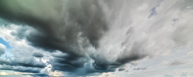 Cielo gris en un día de invierno