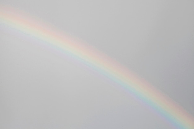 Cielo gris y hermoso paisaje de arco iris.