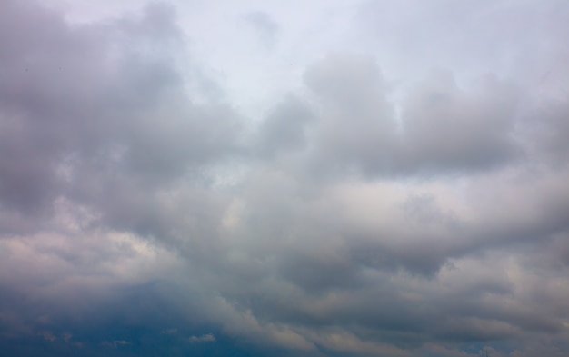 Foto cielo gris con nubes lluviosas. naturaleza épica.