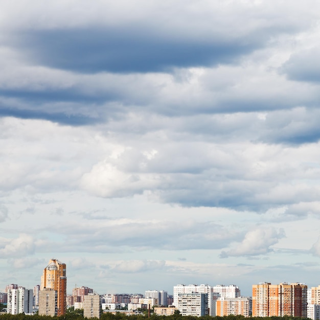 Cielo gris nublado sobre la ciudad en verano