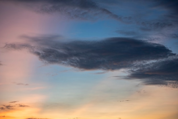 Cielo hermosa naturaleza amanecer o atardecer paisaje cielo rojo nubes naranjas y azules