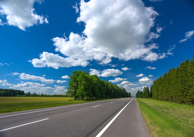 El cielo con hermosas nubes y el camino.