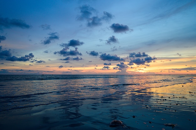 Cielo hermoso de la puesta del sol en la playa.