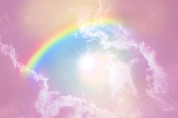 Un cielo increíble con arco iris y nubes esponjosas en tonos de unicornio