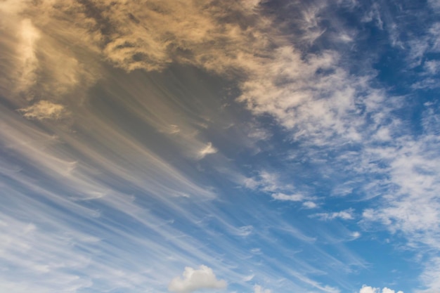 Cielo Increíble cielo nuboso en la vista panorámica de verano