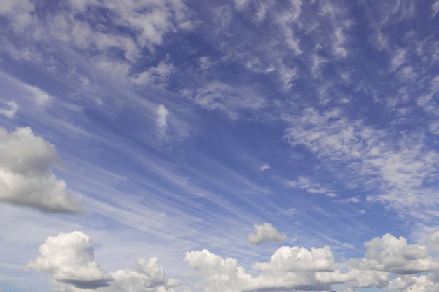 Cielo Increíble cielo nuboso en la vista panorámica de verano