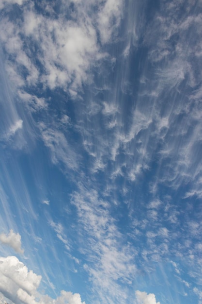 Cielo Increíble cielo nuboso en la vista panorámica de verano