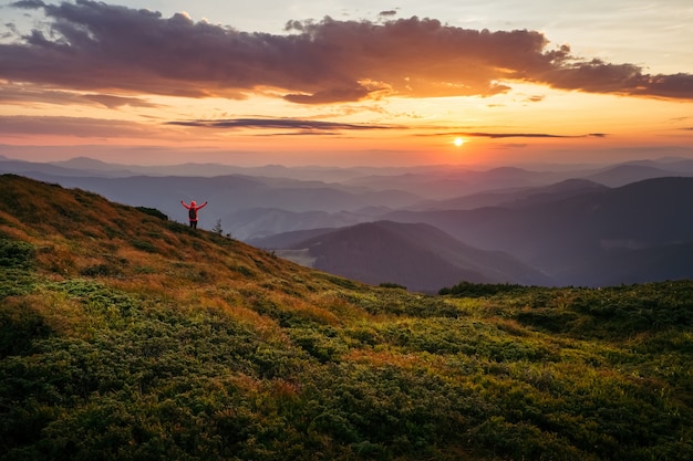 Cielo increíblemente hermoso al atardecer en las montañas de los Cárpatos