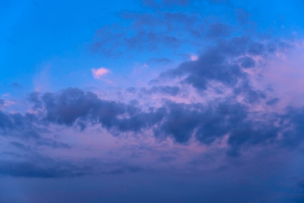 cielo inusual antes del atardecer. Hermosa puesta de sol azul. Hora dorada o hora azul