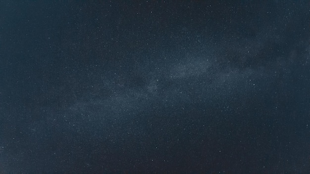 Cielo lleno de estrellas y vía láctea en el centro.