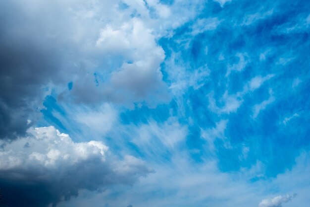 Cielo lleno de hermosas nubes blancas