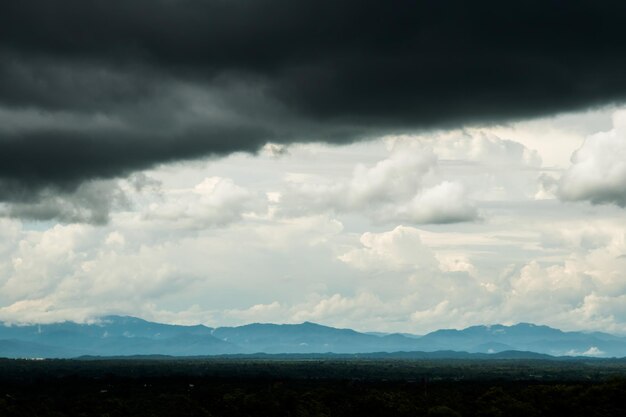 Foto el cielo está lleno de truenos, nubes de lluvia.