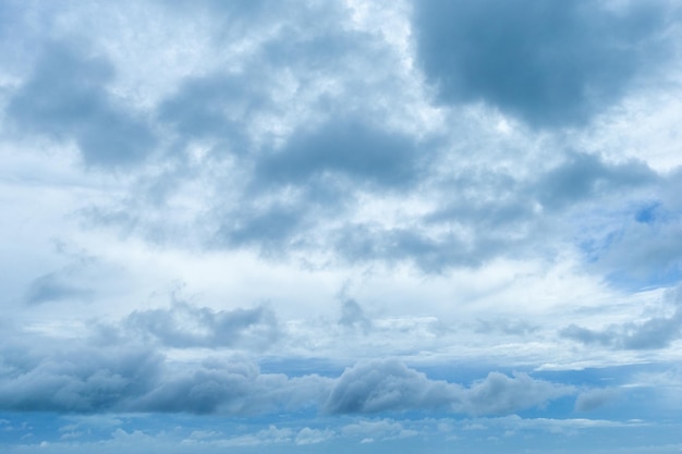 Cielo lluvioso dramático y nubes oscuras