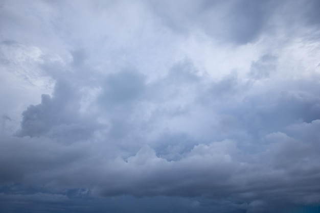 Cielo lluvioso dramático y nubes oscuras