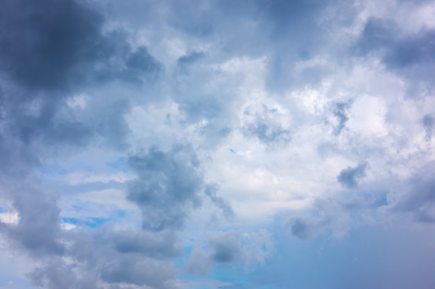 Cielo lluvioso con nubes oscuras, puede usarse como fondo