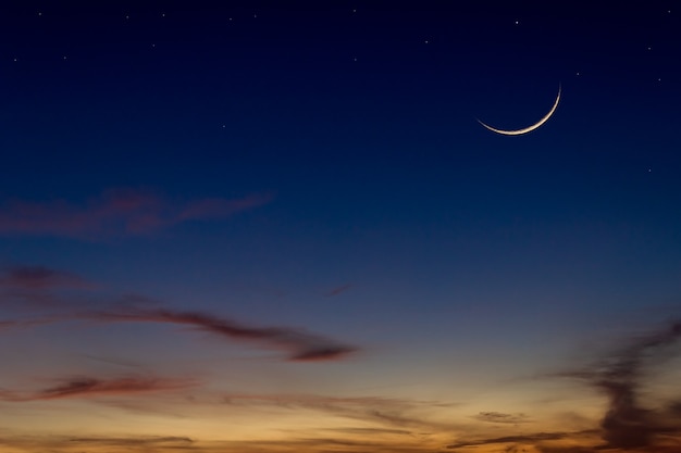 Cielo de la luna islámica en el anochecer azul oscuro