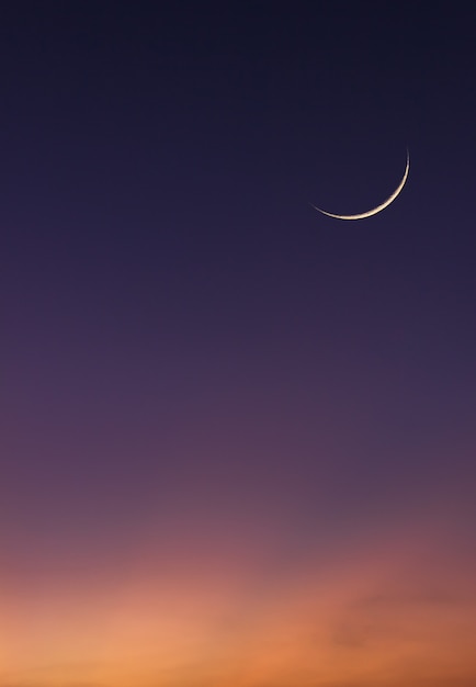 Cielo de la luna islámica vertical en el crepúsculo del anochecer azul oscuro en la noche.