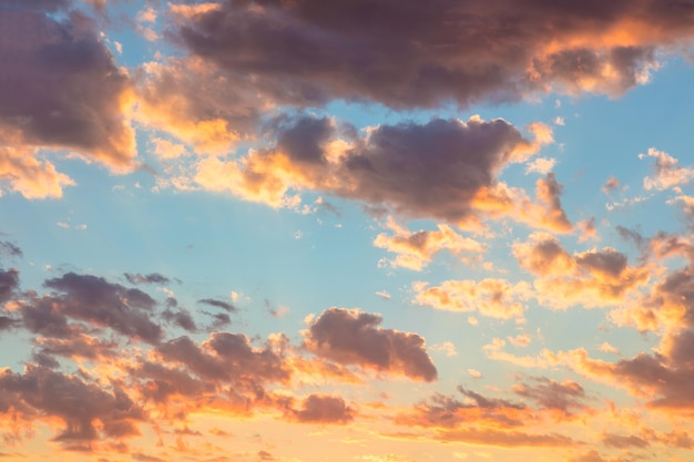 Cielo majestuoso del atardecer del amanecer con suaves nubes de colores