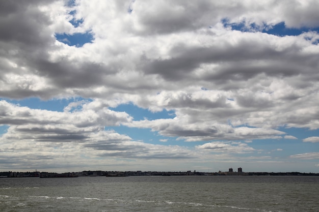 Foto el cielo en el mar antes de la tormenta