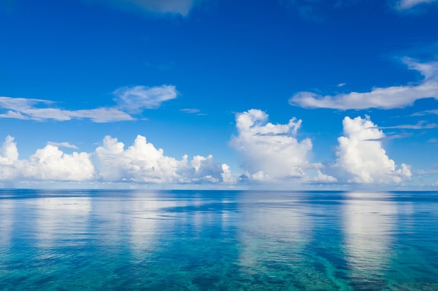 Cielo y mar en la isla de ishigaki de Japón