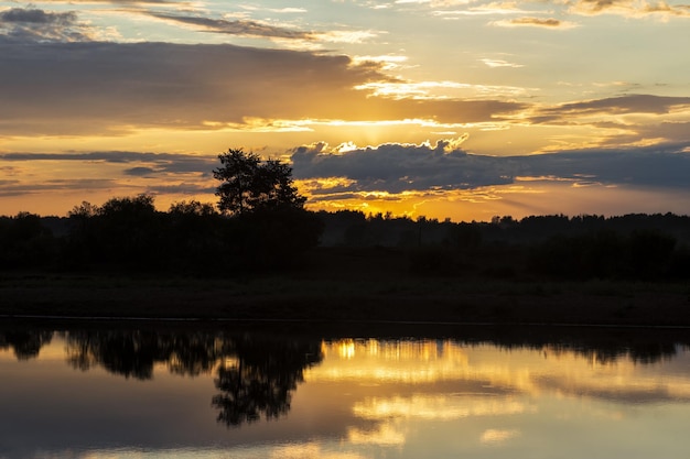 Cielo matutino con nubes dramáticas sobre el río