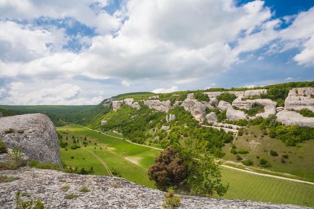 Cielo de montañas y campos verdes en Crimea