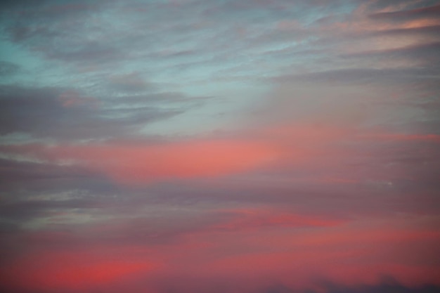 Un cielo con muchas nubes al atardecer