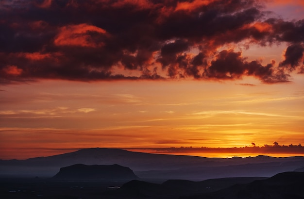 Cielo naranja sobre las montañas.