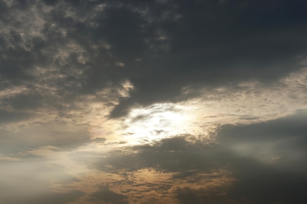 cielo negro anaranjado en la noche