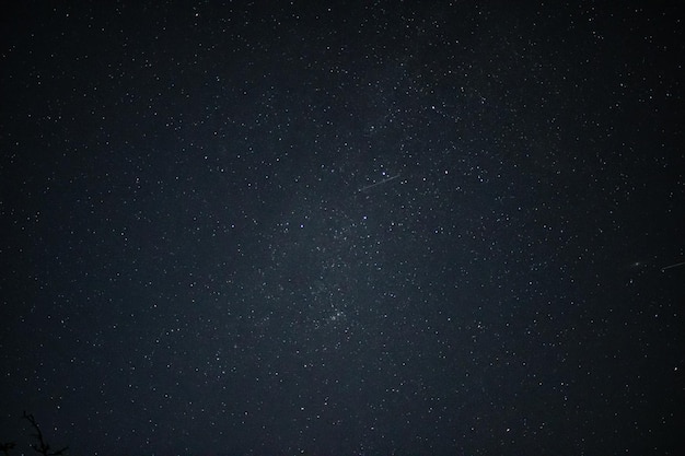 Un cielo negro con estrellas y el cielo.